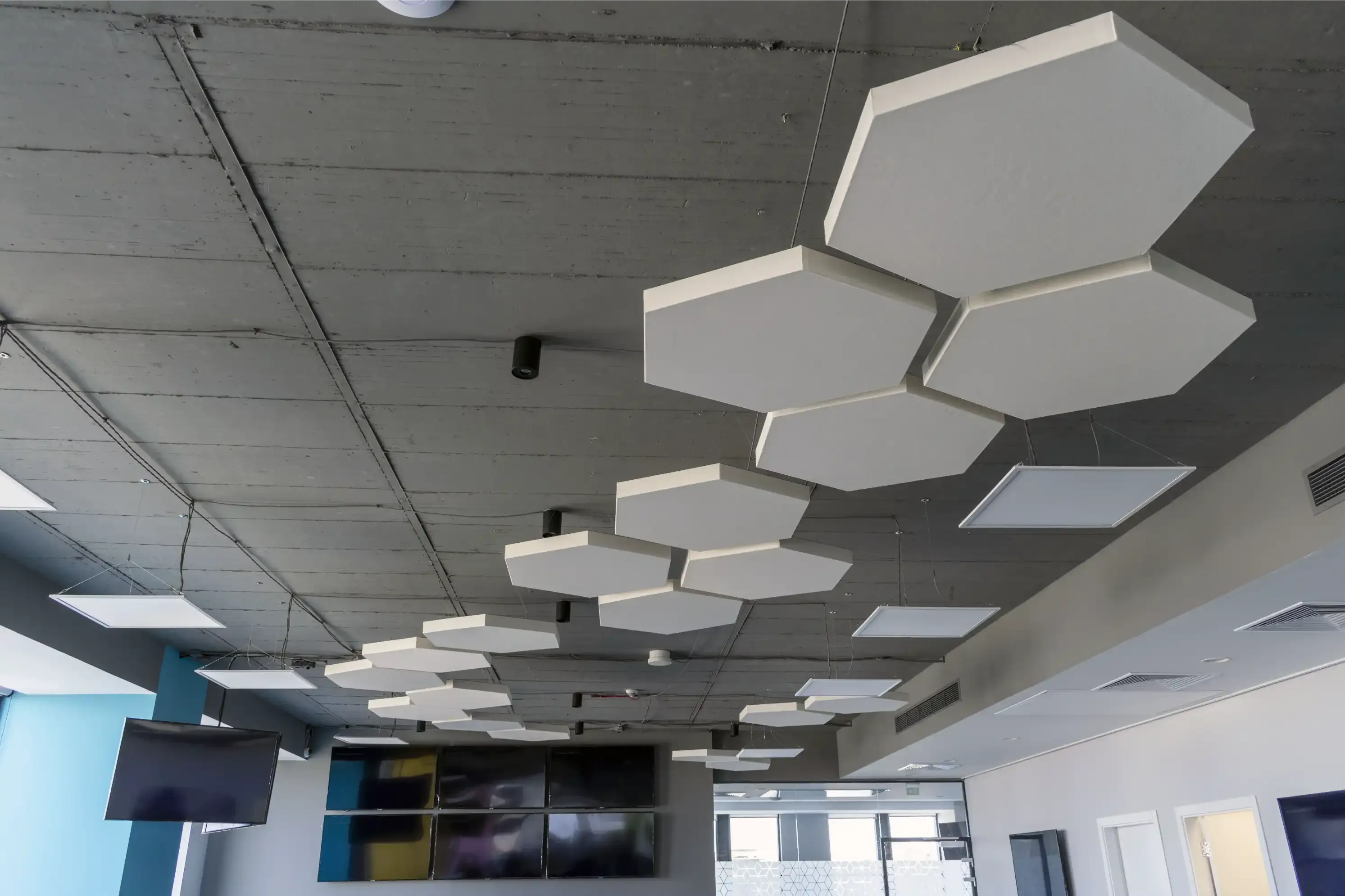 Panouri acustice instalate într-un birou vibrant