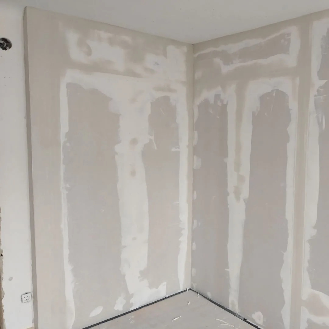 Soluție compactă de control al zgomotului pentru pompa de căldură cu aer într-un apartament