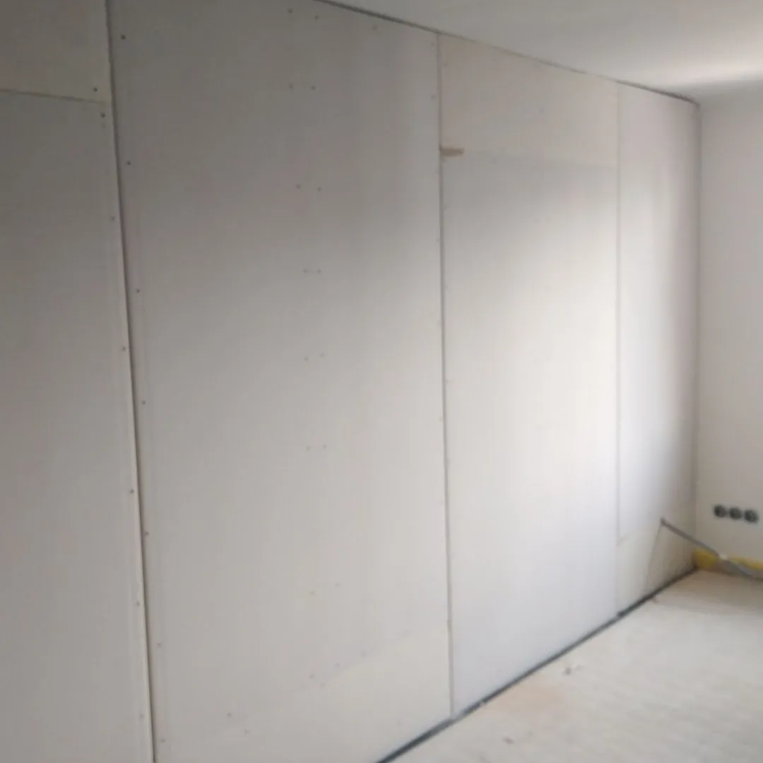 Soluție compactă de control al zgomotului pentru pompa de căldură cu aer într-un apartament