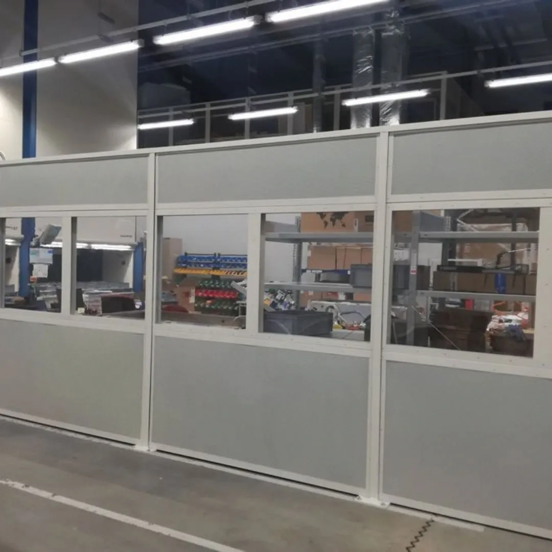 Bariera de izolare fonica industriala intr-o fabrica de masini