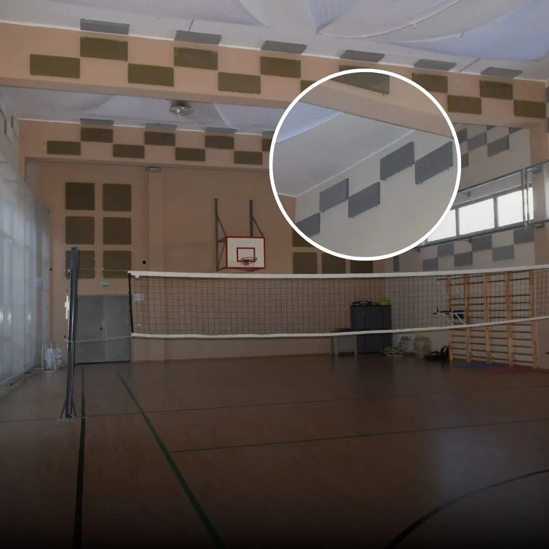 Reducerea ecoului într-o sală de sport școlară cu panouri acustice