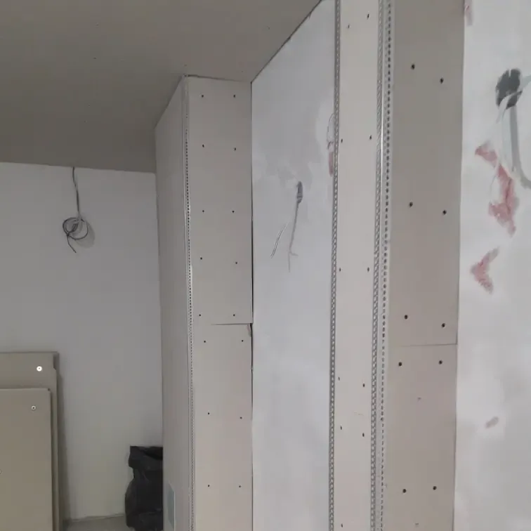 Izolare fonică pentru automatul de reciclare