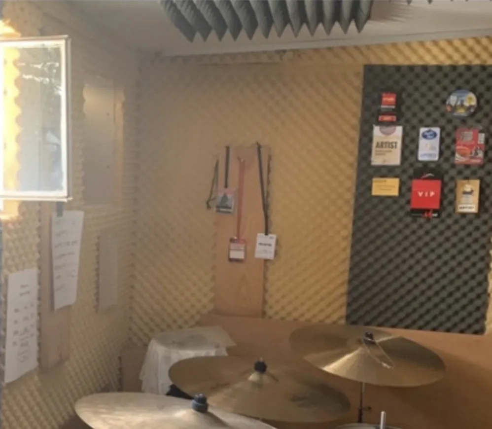 Izolare acustică și a vibrațiilor personalizată pentru un studio de tobe