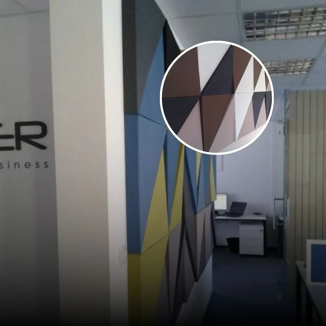 Tratament acustic pentru pereți într-un birou de design