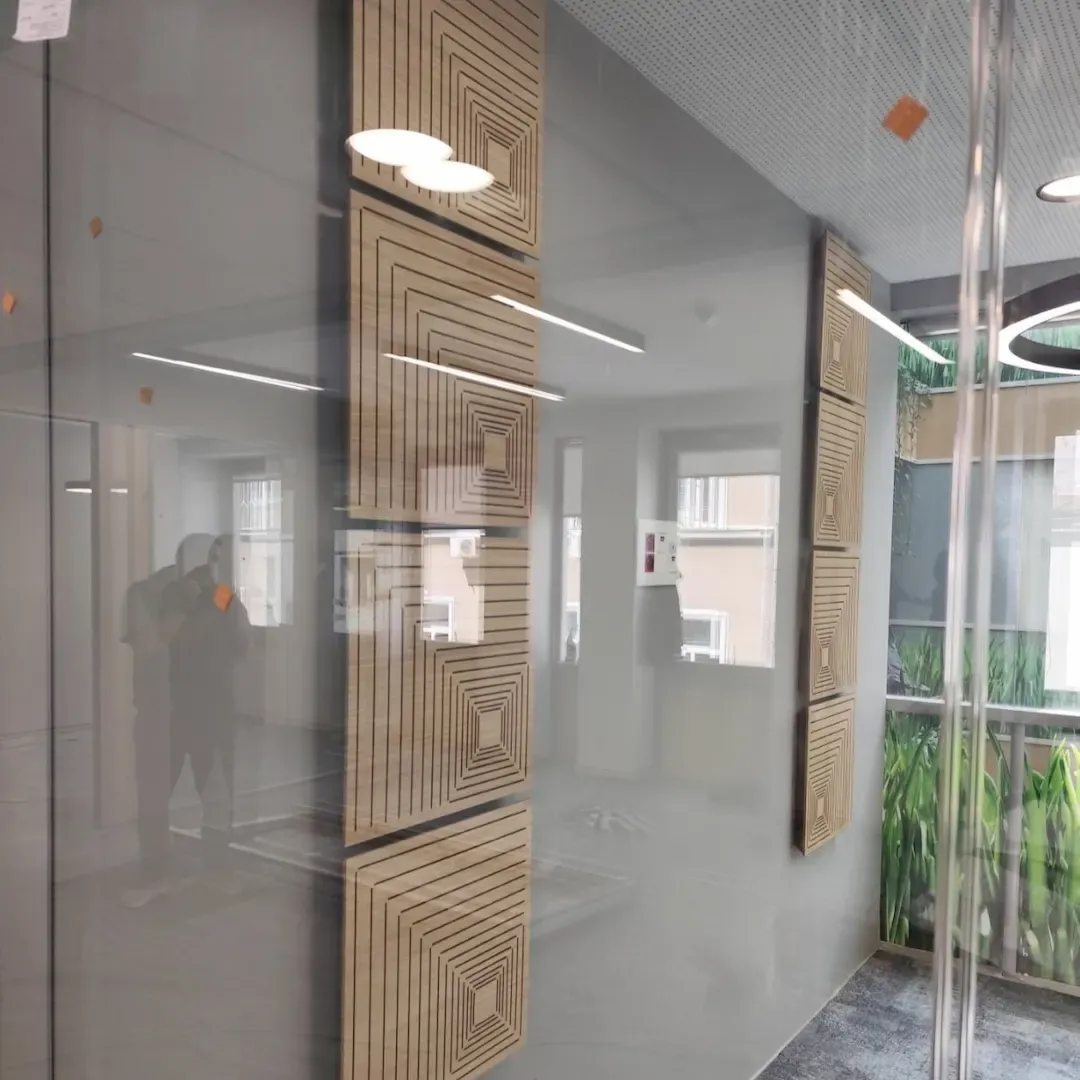 Tratament acustic al biroului DSK Bank cu panouri textile și din lemn