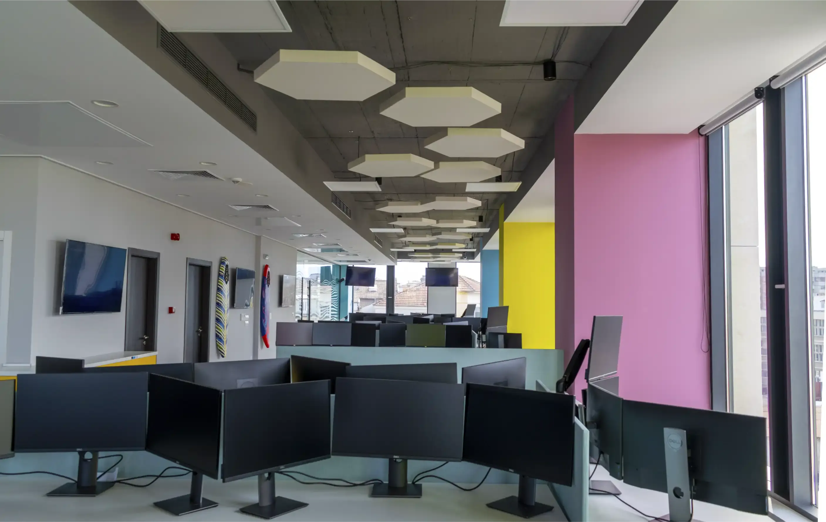 Panouri acustice instalate într-un birou vibrant
